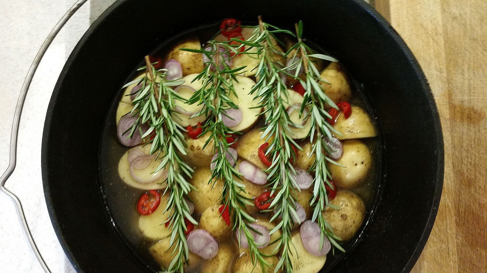 Hähnchenschenkel auf Rosmarinkartoffeln aus dem Dutch Oven Ralf Hohoff